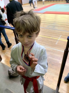 Elliott médaille de bronze Babie Karaté (light)